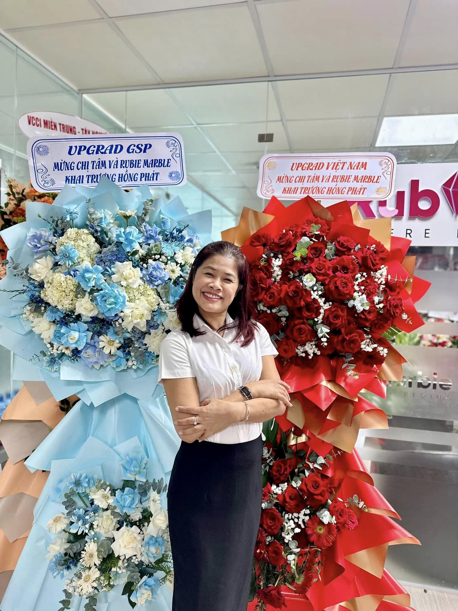 Chủ tịch HĐQT, kiêm Tổng giám đốc Đặng Thị Thanh Tâm cùng những lẵng hoa chúc mừng khai trương văn phòng tuyển sinh du học quốc tế tại Đà Nẵng